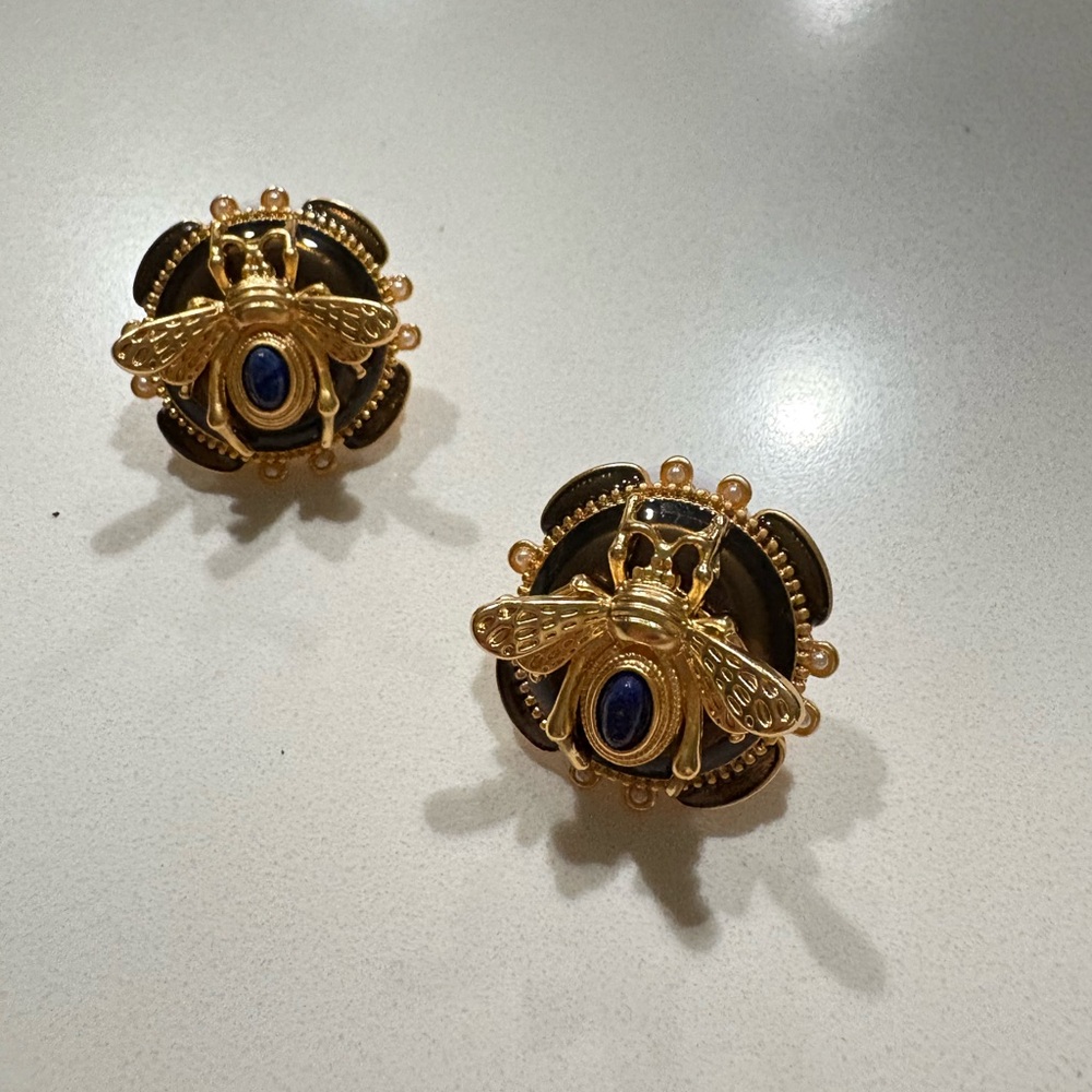 New Vintage‎ Style Bee Stud Earrings Gold Black Enamel with imitation Pearls - Picture 4 of 4